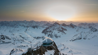 Caf&eacute; 3440 mit Blick auf die umliegenden Dreitausender Gipfel 
