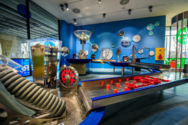 Blick in das Science Center im Haus der Natur mit einer interaktiven Bereich zu Wasserkraft