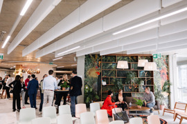 Blick auf offenen Raum mit Personengruppen. Blick auf offenen Raum mit Personengruppen.