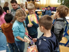 nicht mehr ben&ouml;tigte Spielsachen tauschen im Rahmen des Klimab&uuml;ndnisworkshops "Fit f&uuml;r die Klimazukunft"