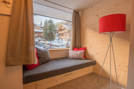 Zimmer Kategorie ALPIN - gem&uuml;tliche Sitzecke mit gro&szlig;z&uuml;gigem Lesefenster