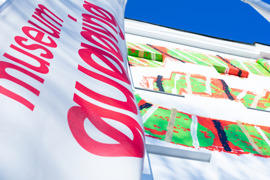 Das museum gugging mit Fahne