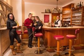 Bar und hausgemachte Lik&ouml;re aus eigenen Gartenkr&auml;utern