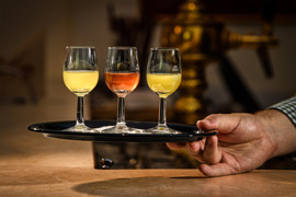 Bar und hausgemachte Lik&ouml;re aus eigenen Gartenkr&auml;utern