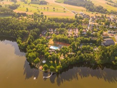 Gesamtareal mit MOMENT, Theater- und Feriendorf, Dorfwirt und Strandbad Litschau aus der Vogelperspektive