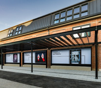 Backsteingebäude mit 3 Plakatwänden Backsteingebäude mit 3 Plakatwänden