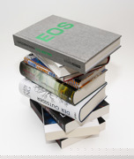 Bücherturm mit EOS-Musterbuch on top Bücherturm mit EOS-Musterbuch on top