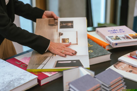 Hand streicht über Buch Hand streicht über Buch