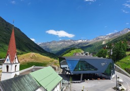 Aussenansicht Gurgl Carat mit Kirche