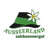 Das Logo des TVB Ausseerland Salzkammergut zeigt einen Ausseer Hut mit Narzisse und dem Regionsschriftzug
