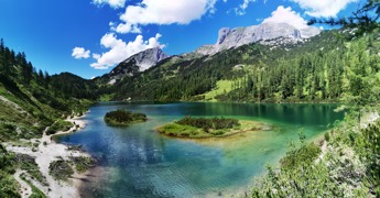 Der Steirersee auf der Tauplitzalm mit seinen zwei Inseln
