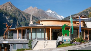Am Bild ist das barrierefreie Haus der Steinböcke in Heiligenblut mit dem Großglockner im Hintergrund Am Bild ist das barrierefreie Haus der Steinböcke in Heiligenblut mit dem Großglockner im Hintergrund