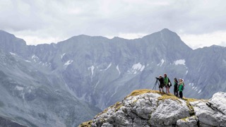 Am Bild erleben Besucher die gewaltige Berglandschaft des Nationalparks Hohe Tauern