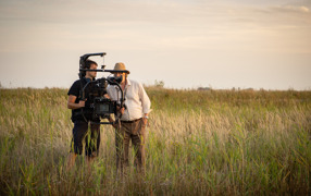Raffael Maltrovsky mit Kamera und Nicholas Ofczarek