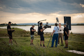 Filmcrew am Set mit Nicholas Ofczarek
