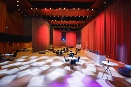 Der Gro&szlig;e Saal im Montforthaus Feldkirch - wandelbar, modern und stilvoll.