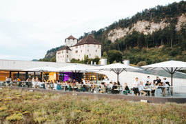 Die Dachterrasse im Montforthaus Feldkirch z&auml;hlt zu den sch&ouml;nsten in Vorarlberg &ndash; ein einzigartiger Ort f&uuml;r Seminarpausen, exklusive Empf&auml;nge und unvergessliche Business Veranstaltungen mit Panorama.