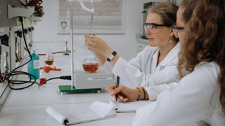 Sch&uuml;ler:innen im Labor