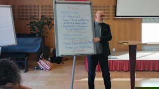 Referent der &Ouml;GPB mit Flipchart
