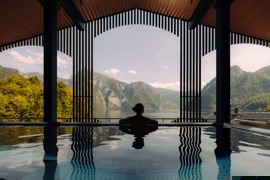 Person im Infinity Pool im Rooftop BergSPA