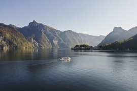 Der Traunsee mit umliegender Berglandschaft
