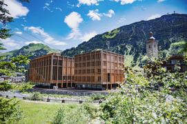 Lechwelten und Dorfhus in Lech Z&uuml;rs am Arlberg by Dietmar Hurnaus Ansicht au&szlig;en Sommer mit Kirche und Berge im Hintergrund 
