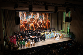 Lechwelten Lech Z&uuml;rs am Arlberg Innenaufnahme von der B&uuml;hne voller S&auml;nger im Hintergrund 50 m2 Led-wand by Dietmar Hurnaus 