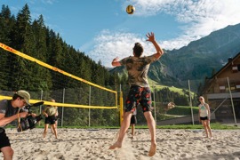 Personen spielen Volleyball auf dem Volleyballplatz