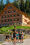 Wandern mit Tourguide vor dem Berghaus Schr&ouml;cken