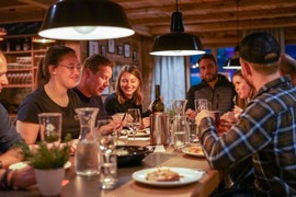 Gemeinsam Essen im Berghaus Schr&ouml;cken