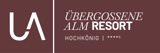 *Logo des &Uuml;bergossene Alm Resort Hochk&ouml;nig: links die Buchstaben &bdquo;UA&ldquo;, rechts der Schriftzug &bdquo;&Uuml;bergossene Alm Resort&ldquo; und darunter &bdquo;Hochk&ouml;nig | ***S&ldquo; auf bordeauxfarbenem Hintergrund.