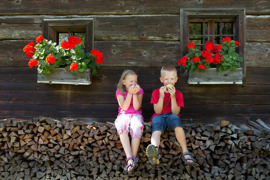 Kinder beim historischen Bauerhaus aus Salzburg Kinder beim historischen Bauerhaus aus Salzburg