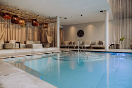 Innenbereich des Heaven Spa, umgeben von Liegen und Ruhepl&auml;tzen