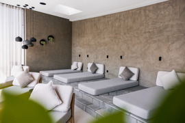 Liegen im Ruheraum des Heaven Spa mit entspannter Atmosph&auml;re.
