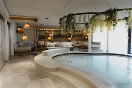 Innen-Kinderpool, umgeben von gem&uuml;tlichen Liegen und Kuschelkojen.