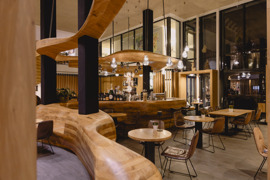 Designer-Bar Freiraum aus Holz mit gem&uuml;tlicher Atmosph&auml;re.