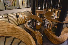 Designer-Bar Freiraum aus Holz mit gem&uuml;tlicher Atmosph&auml;re.