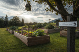 Kr&auml;utergarten des Puradies im Sommer, umgeben von gr&uuml;nen Wiesen.
