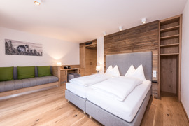 Moderne Suite des Hotels mit nat&uuml;rlichen Materialien und gem&uuml;tlicher Atmosph&auml;re.