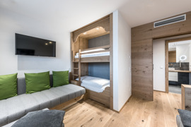 Moderne Suite des Hotels mit nat&uuml;rlichen Materialien und gem&uuml;tlicher Atmosph&auml;re.