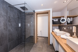 Modernes Badezimmer im Hotels mit nat&uuml;rlichen Materialien und gem&uuml;tlicher Atmosph&auml;re