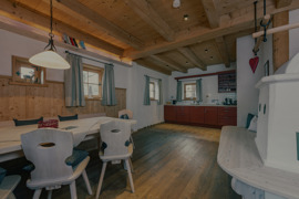 Wohnraum des Chalets mit nat&uuml;rlicher Einrichtung und gem&uuml;tlicher Atmosph&auml;re.