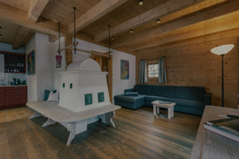 Wohnraum des Chalets mit nat&uuml;rlicher Einrichtung und gem&uuml;tlicher Atmosph&auml;re.