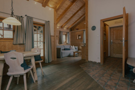 Wohnraum des Chalets mit nat&uuml;rlicher Einrichtung und gem&uuml;tlicher Atmosph&auml;re.
