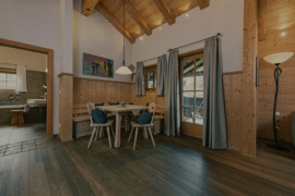 Wohnraum des Chalets mit nat&uuml;rlicher Einrichtung und gem&uuml;tlicher Atmosph&auml;re.