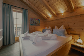 Zimmer des Chalets mit nat&uuml;rlicher Einrichtung und gem&uuml;tlicher Atmosph&auml;re.