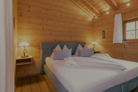 Zimmer des Chalets mit nat&uuml;rlicher Einrichtung und gem&uuml;tlicher Atmosph&auml;re.
