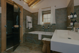 Badezimmer des Chalets mit nat&uuml;rlicher Einrichtung und gem&uuml;tlicher Atmosph&auml;re.