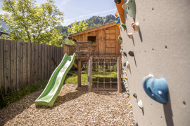 Kinderspielplatz und Boulderwand Kinderspielplatz und Boulderwand