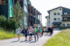 Ansicht Haus des Wassers, von dem aus eine Schulgruppe startet, begleitet von einem Nationalpark Ranger
